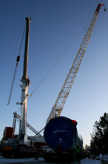 Solumsklinten. Den stora kranen på plats till höger. Den mindre kranen till vänster. Foto: Lina Landell  