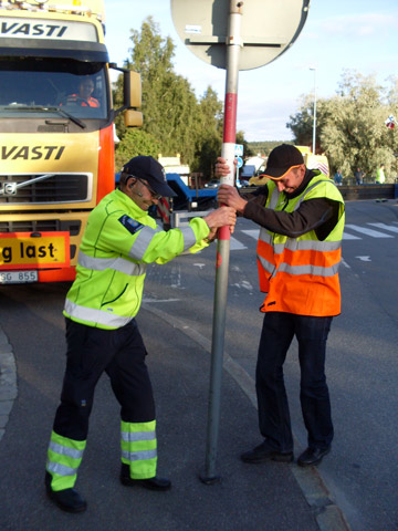 En skylt måste tillfälligt tas ned för att testtransporten ska kunna passera. Foto: Andreas Einarsson