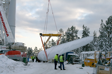 Solumsklinten. En 10,5 ton tung vinge förbereds för lyft. Foto: Lina Landell