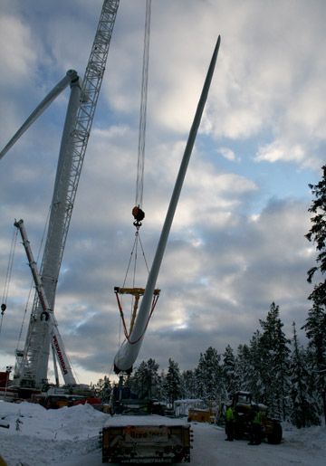 Solumsklinten. Vinge nummer två lastas av. Foto: Lina Landell