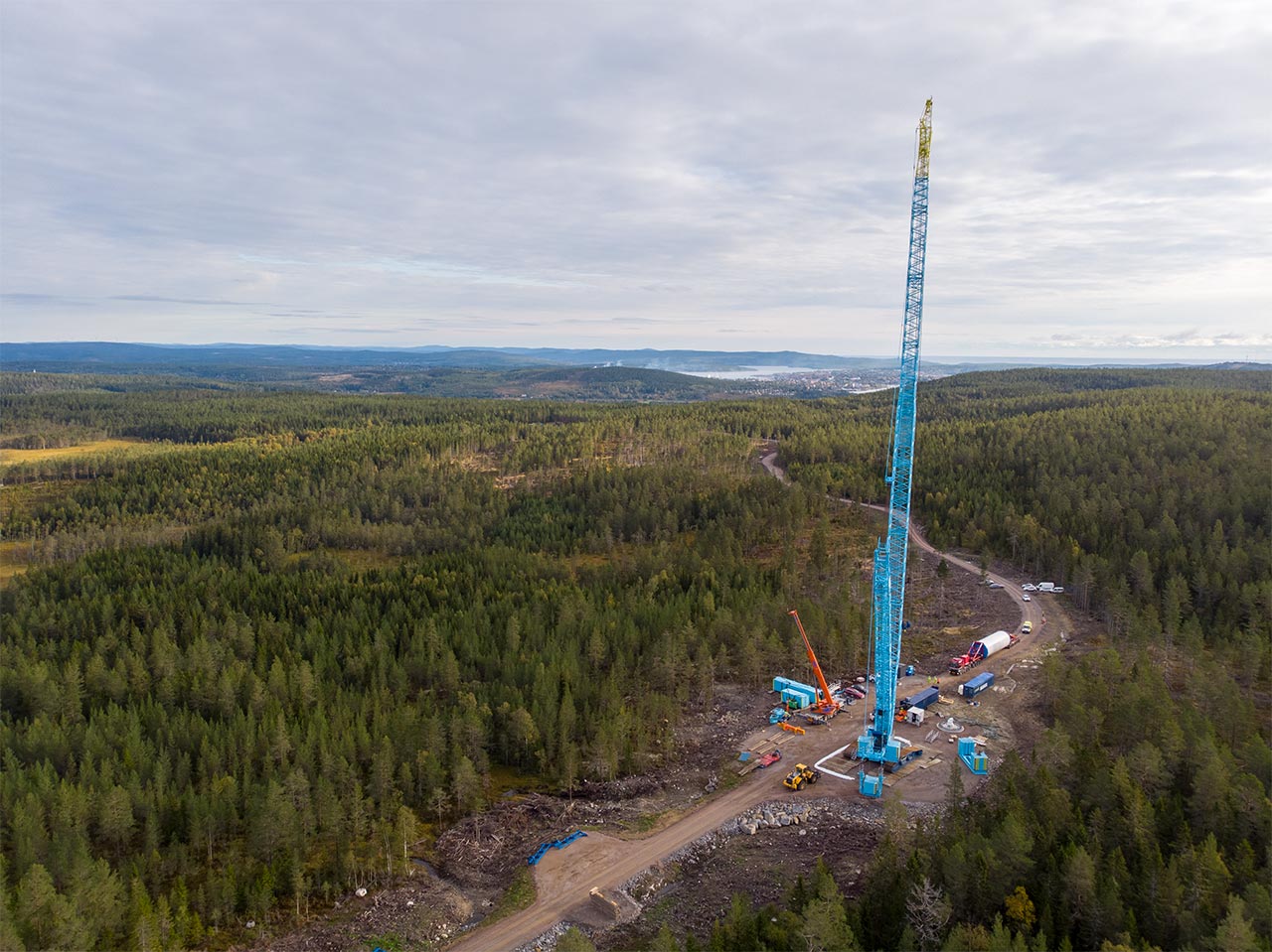 Kranen som ska montera delarna monteras på plats