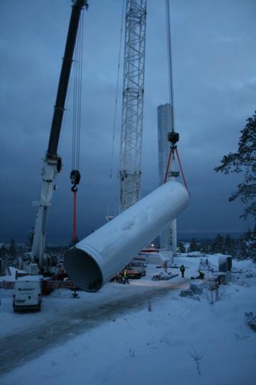 Bräntberget. Torndel nummer tre. Hjälpkranen assisterar i början av lyftet. Lördag 7 januari. Foto: Andreas Einarsson
