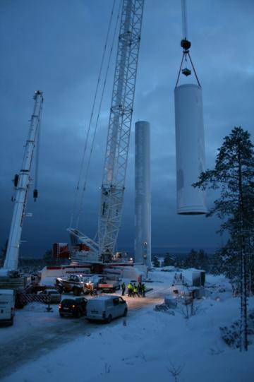 Bräntberget. Torndel tre på på väg upp med hjälp av huvudkranen. Foto: Andreas Einarsson.