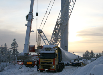 Bräntberget. Den första vingen har transporterats till platsen. Kranar och vindkraftverkets torn i bakgrunden. Foto: Lina Landell