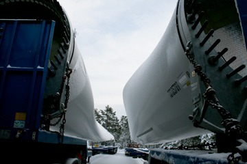 Vingarna lastade på transportfordon. Foto: Lina Landell